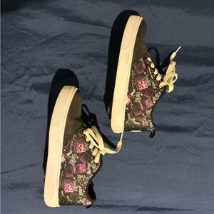 Heelys Black Sneakers with Pink Graphic Accents